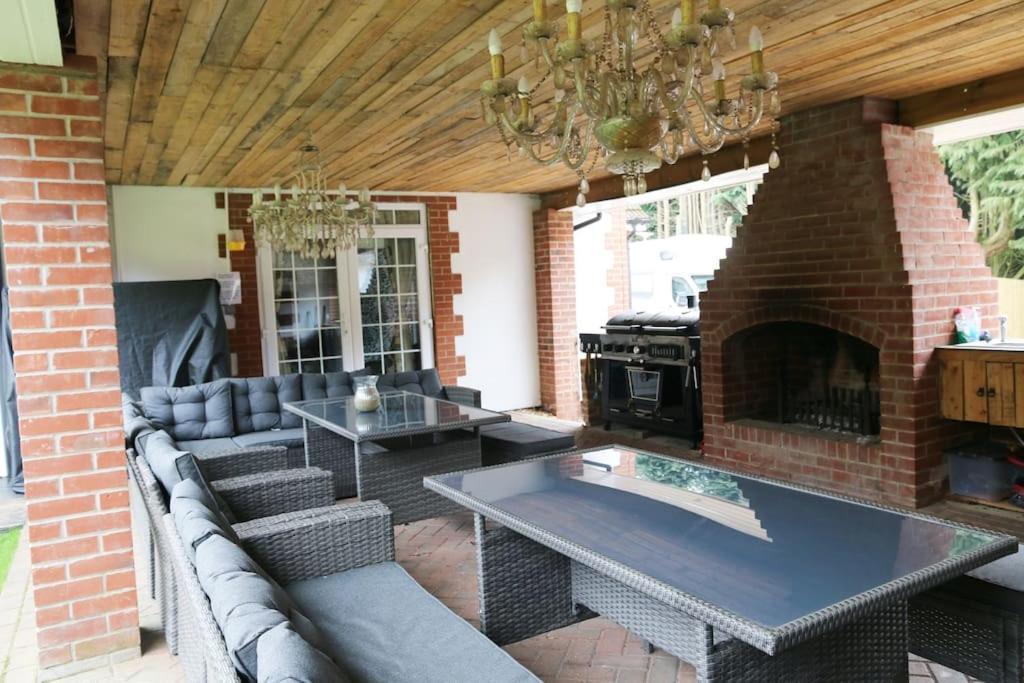 Hen & Stag Retreat Weekend Stay Sleeps 10 To 30 Thetford Exterior foto