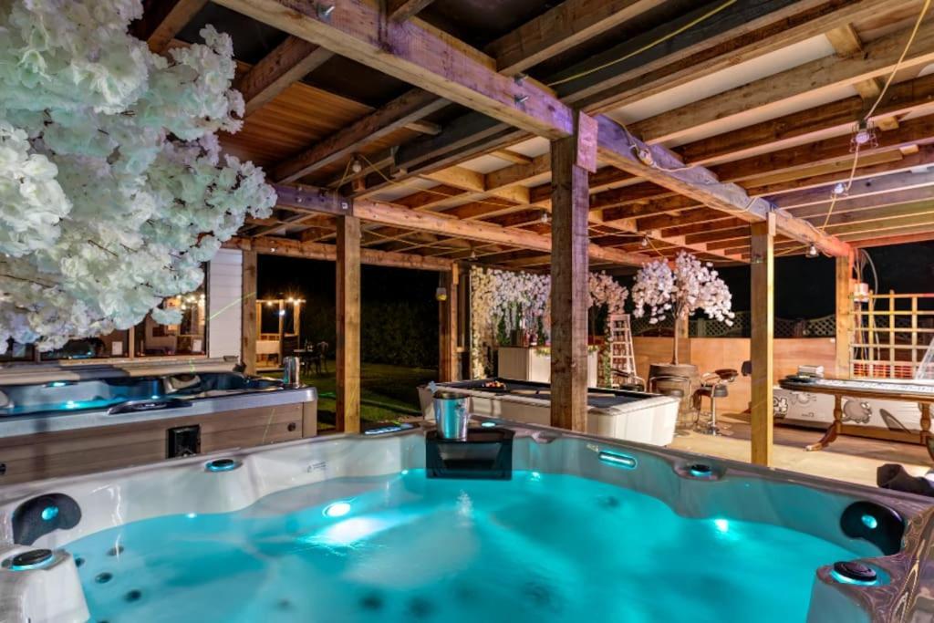 Hen & Stag Retreat Weekend Stay Sleeps 10 To 30 Thetford Exterior foto