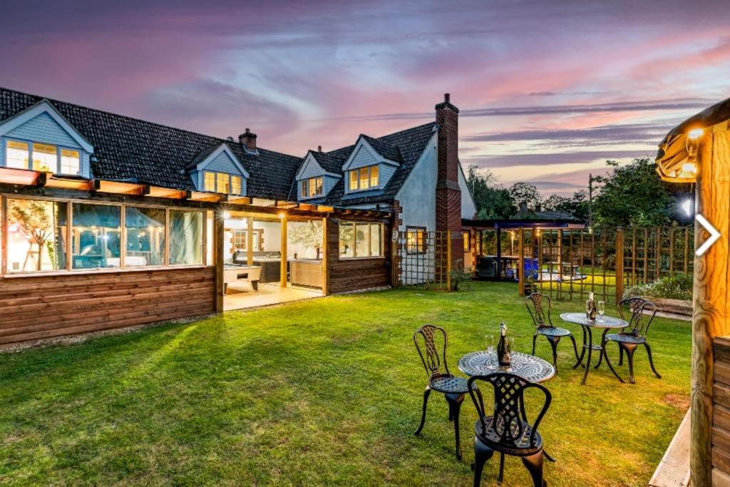 Hen & Stag Retreat Weekend Stay Sleeps 10 To 30 Thetford Exterior foto